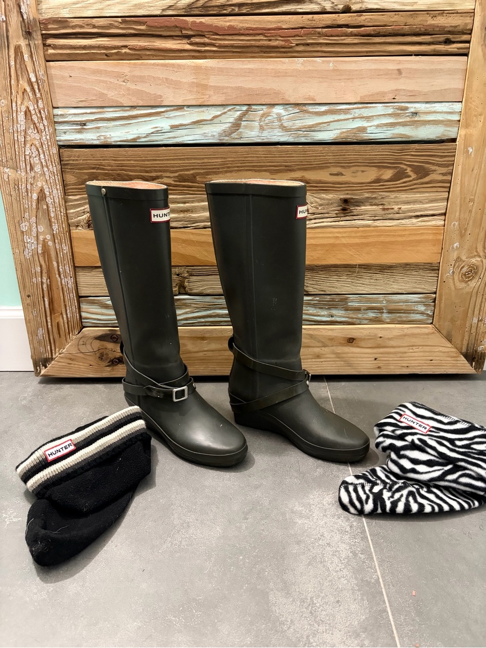 Hunter Grey Tall Wedge Rain Boots Size 6 + 2 Hunter Boot Sock Liners